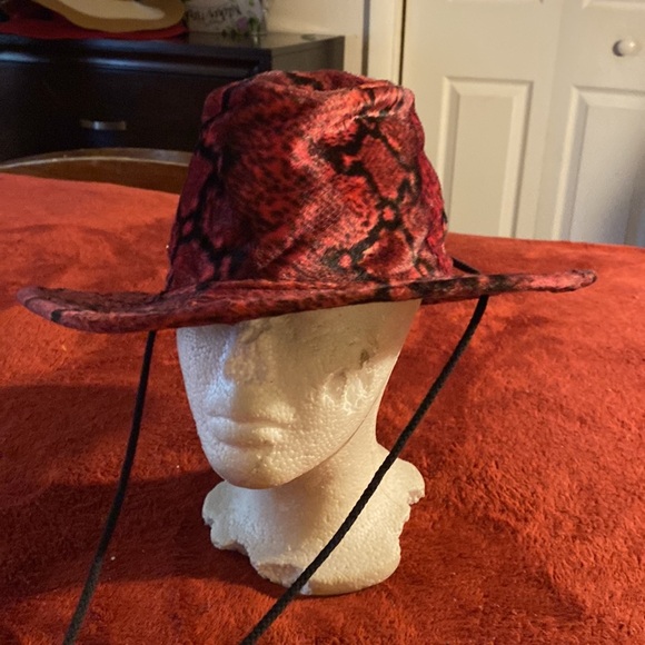 Black and red hat designer - Picture 9 of 12